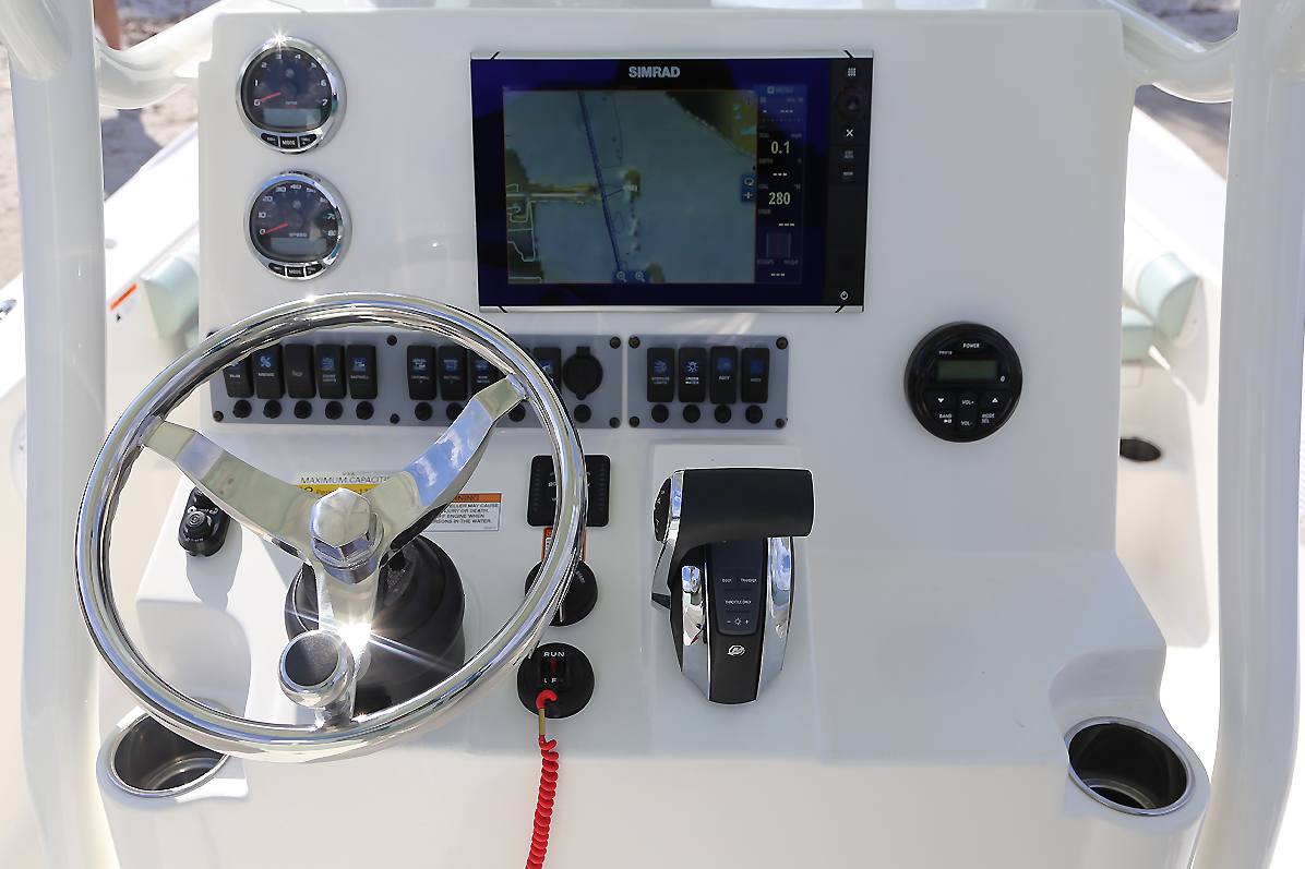 Sea Born FX25 Bay with Simrad MFD Bay Boats, Center Consoles