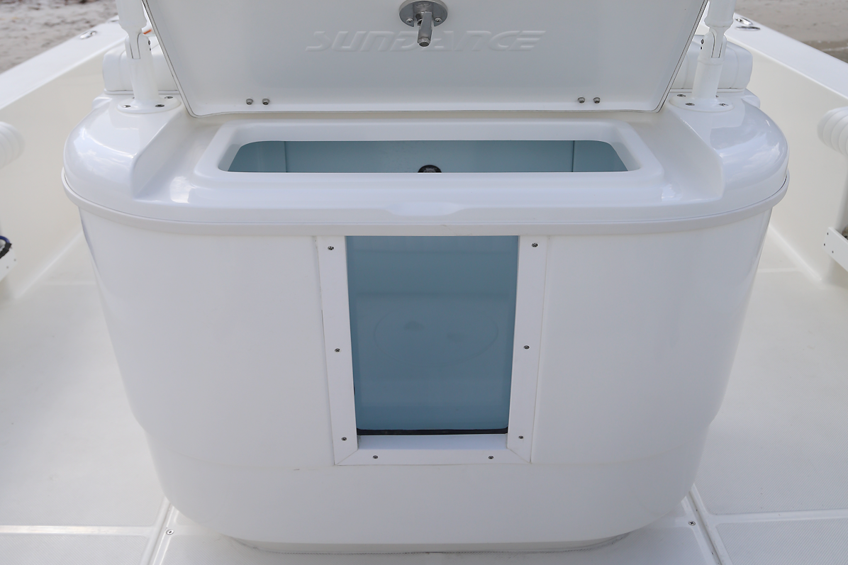 Sea Born FX25 Bay Aft Console Live Well with Bait View Bay Boats